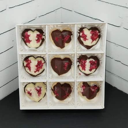 Набор конфет ручной работы из белого шоколада с сушеным манго