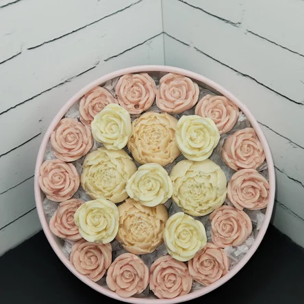 Коробочка из шоколадных цветов