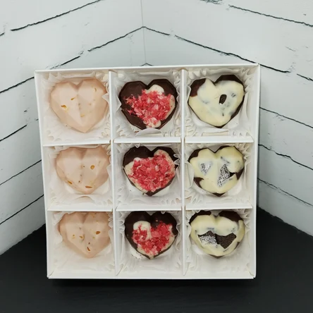 Конфеты ручной работы из белого и молочного шоколада