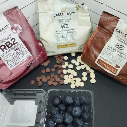 Свежая голубика в молочном и белом шоколаде