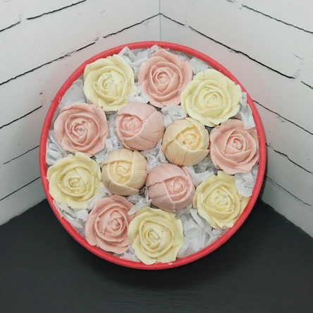 Коробочка с шоколадными цветами.