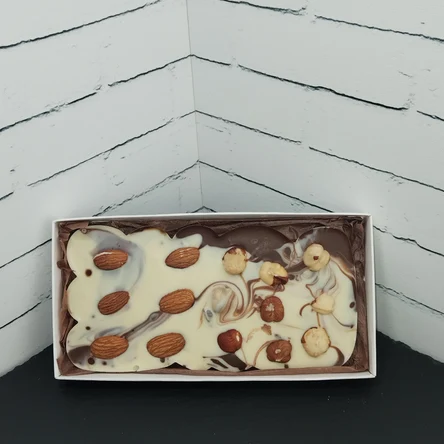 Плитка из молочного и белого шоколада