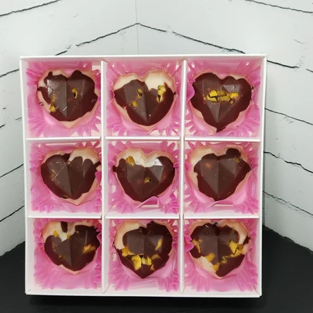 Набор конфет ручной работы из белого шоколада с сушеным манго